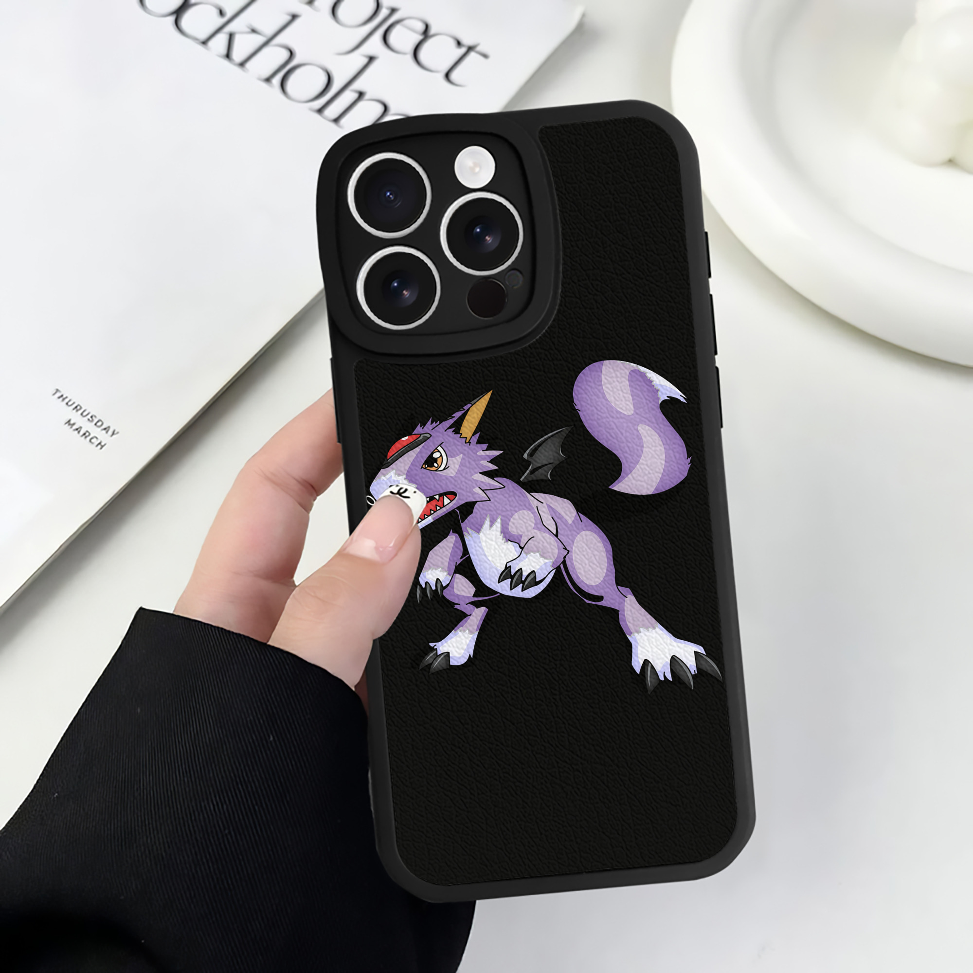 （画像用） Digimon デジタルモンスター/デジモン 【iPhone 16シリーズ対応】シリコンスマホケース（レザー調） 材質：シリコン